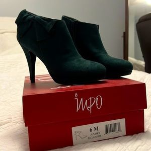 Elegant Green Ankle Booties size 6